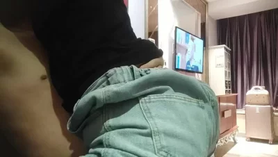 泡良神作穿着牛仔裤的阿姨背着老公来赴约已经一两个月没做爱今晚达到